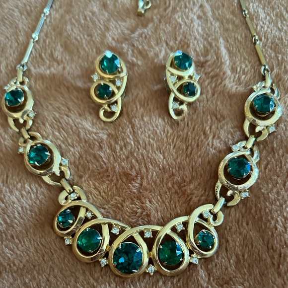 Vintage Emerald Green Necklace, Earrings and Necklace Extender in Gold Tone - Picture 1 of 13